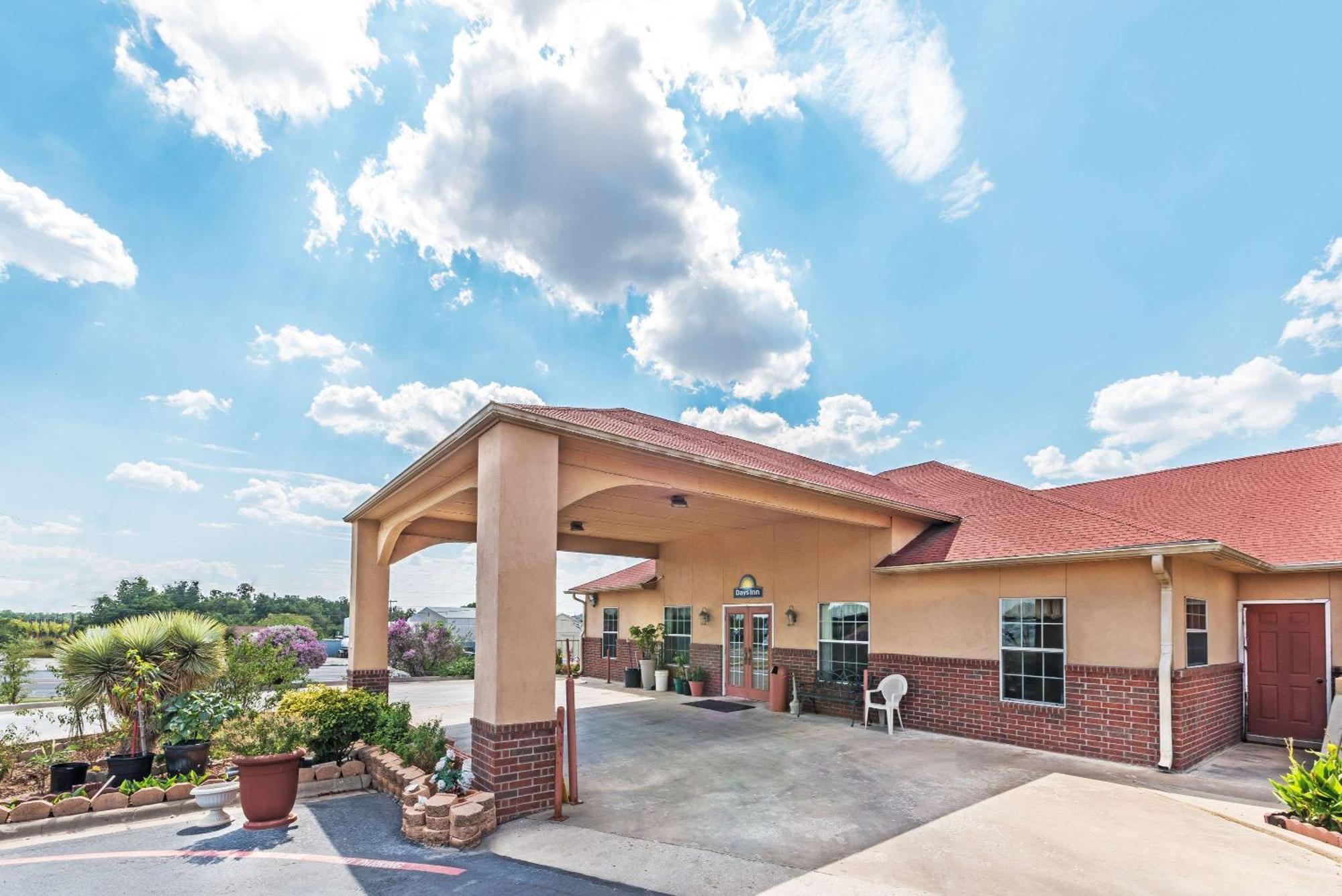 4 Smart Days Inn By Wyndham Hotels In Texas Worth Booking
